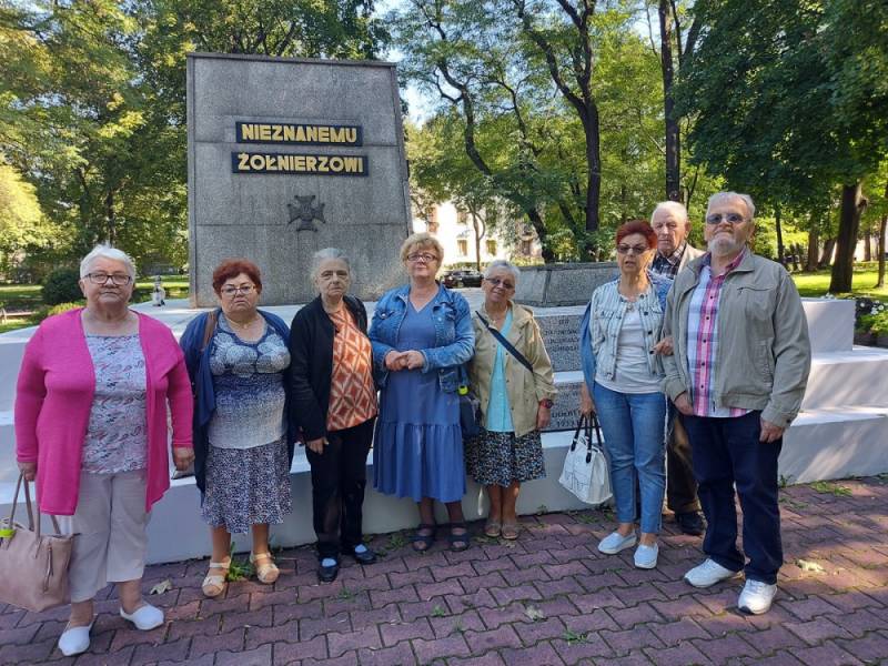 Zdjęcie: Wizyta Seniorów pod Pomnikiem Nieznanego Żołnierza ...
